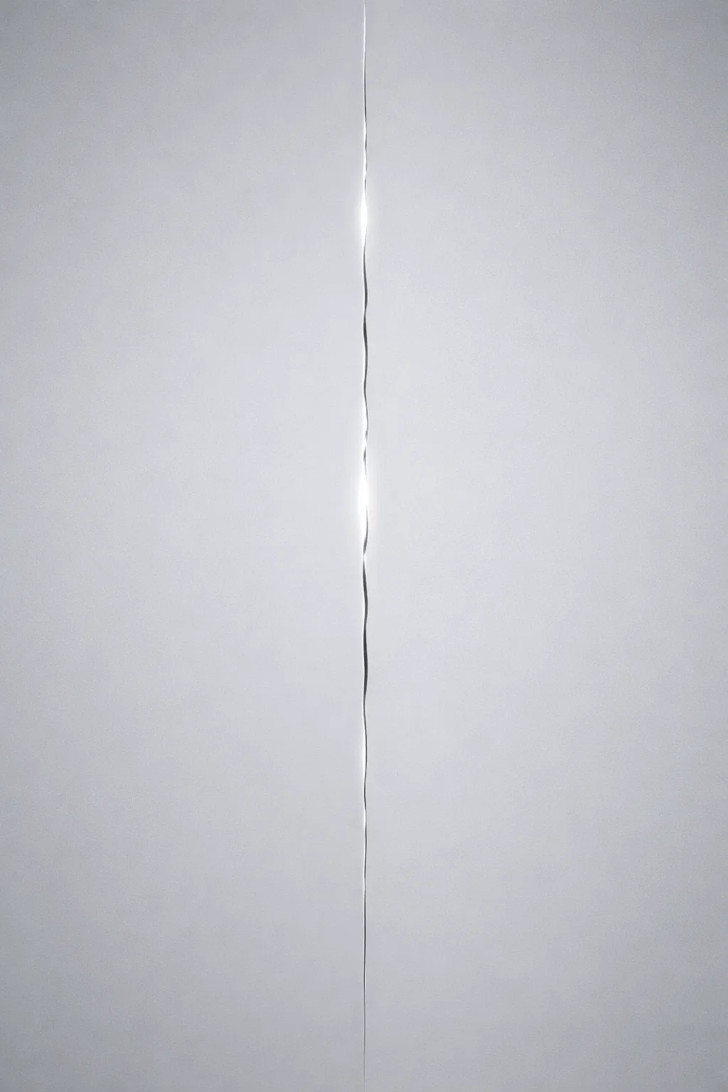 Ligne verticale fissurée